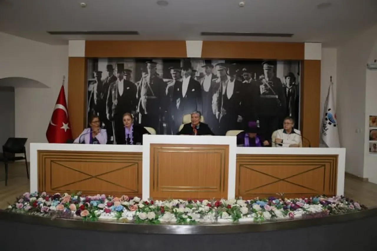 İzmir'de Kadın Hareketinin Öncü İsimleri Çiğli'de Anıldı İzmir'de Kadın Hareketinin Öncü İsimleri Çiğli'de Anıldı