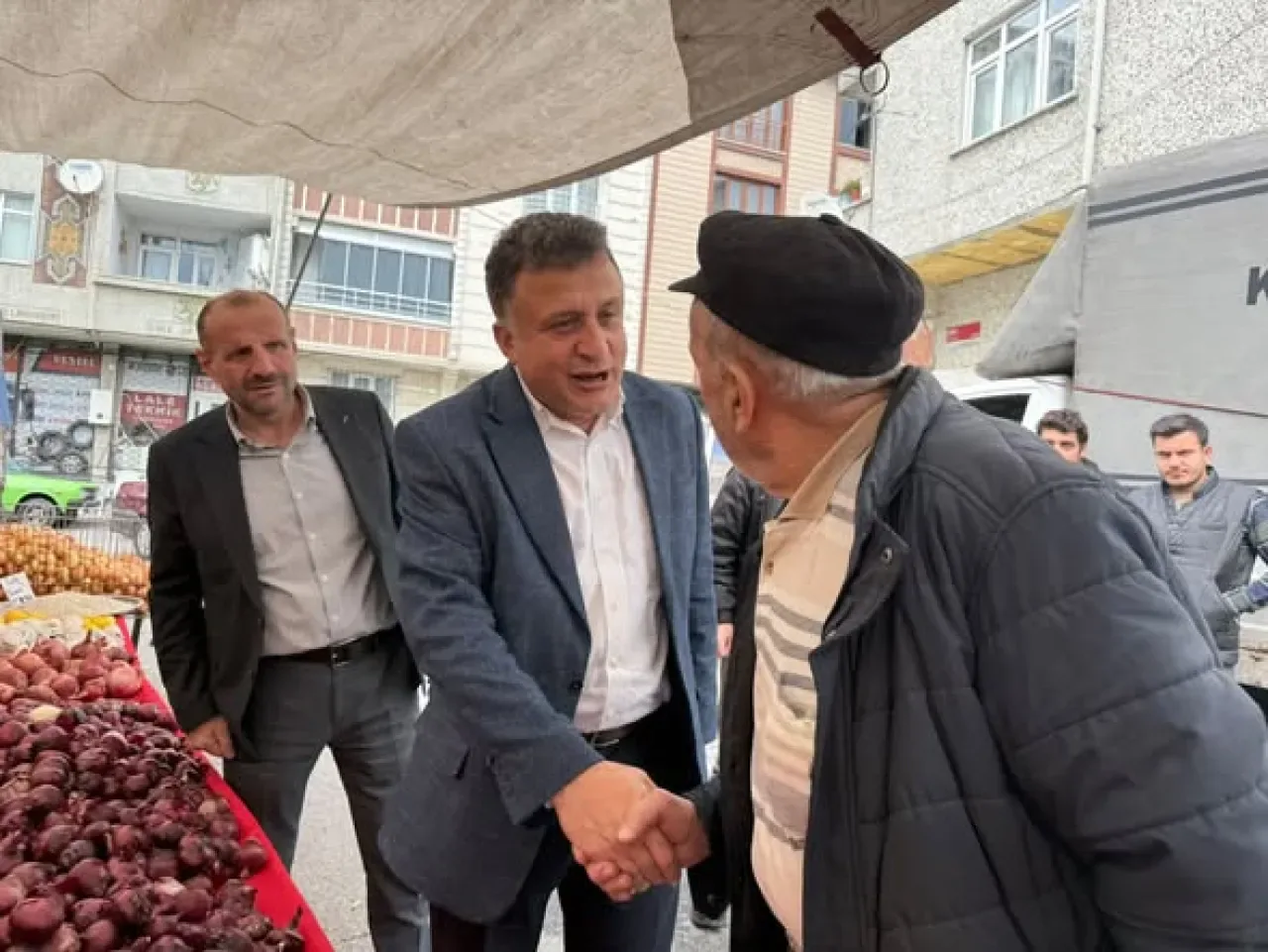 Abdullah Özdemir ve AK Parti Bayrampaşa Ekibi Cevatpaşa Mahallesi'ndeki Pazarda Vatandaşlarla Buluştu Abdullah Özdemir ve AK Parti Bayrampaşa Ekibi Cevatpaşa Mahallesi'ndeki Pazarda Vatandaşlarla Buluştu