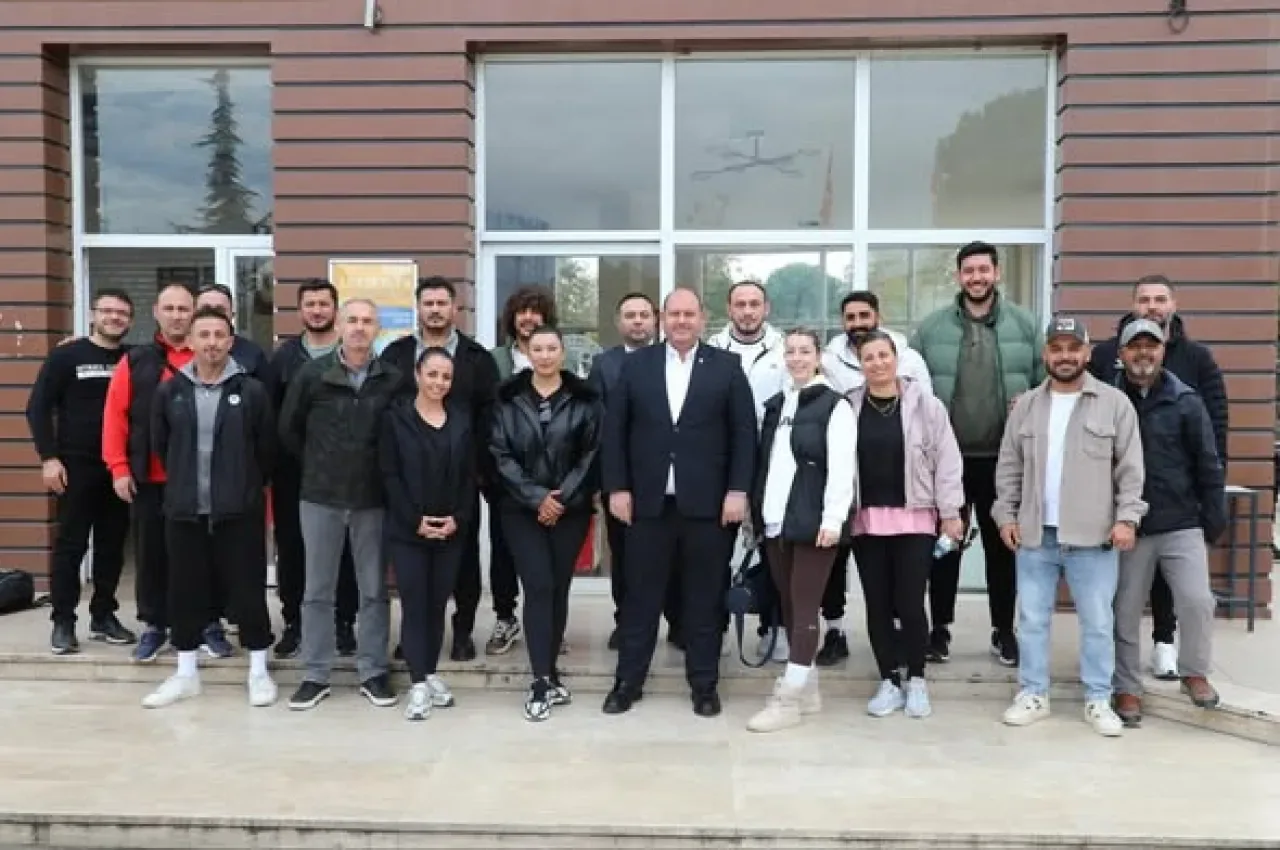 Menderes'te Öğretmenler Günü Kutlaması: Spor Eğitmenleri Onurlandırıldı Menderes'te Öğretmenler Günü Kutlaması: Spor Eğitmenleri Onurlandırıldı