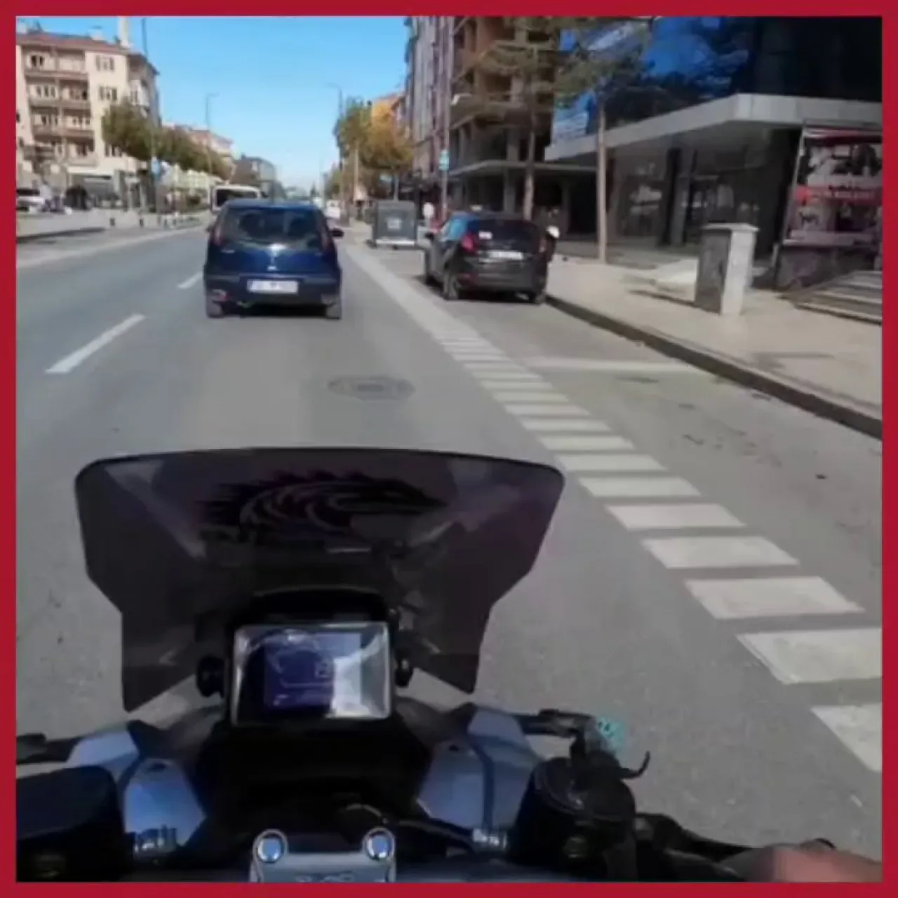 Tekirdağ'da Trafikte Yaşanan İlginç Anlaşmazlık: "Sen Geç", "Geçmem" Diyalogu Tekirdağ'da Trafikte Yaşanan İlginç Anlaşmazlık: "Sen Geç", "Geçmem" Diyalogu
