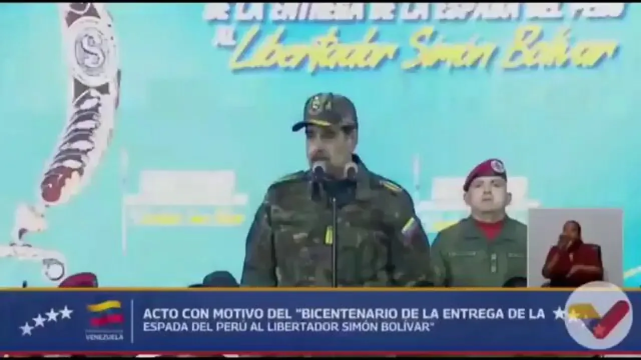 Maduro, ABD Tehditlerine Karşı Kamuflaj Giyerek Açıklama Yaptı Maduro, ABD Tehditlerine Karşı Kamuflaj Giyerek Açıklama Yaptı