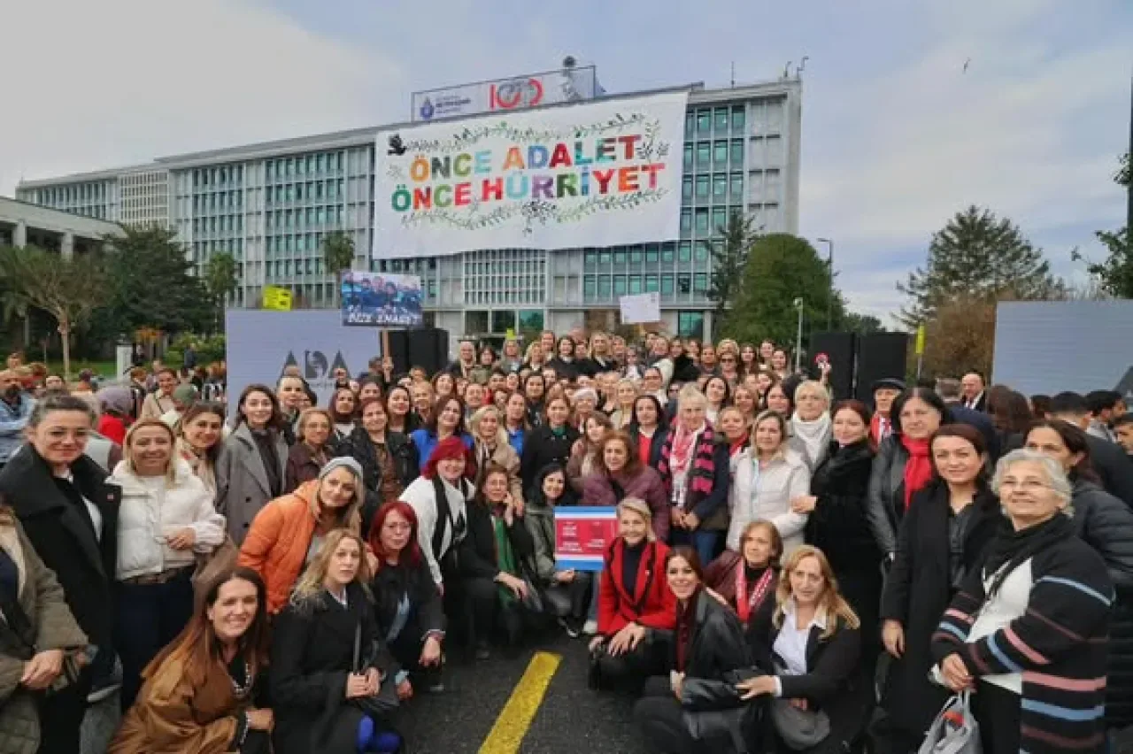 Kadınların 40 Yamalık "Önce Adalet, Önce Hürriyet" Haritası Saraçhane'de Sergilendi Kadınların 40 Yamalık "Önce Adalet, Önce Hürriyet" Haritası Saraçhane'de Sergilendi