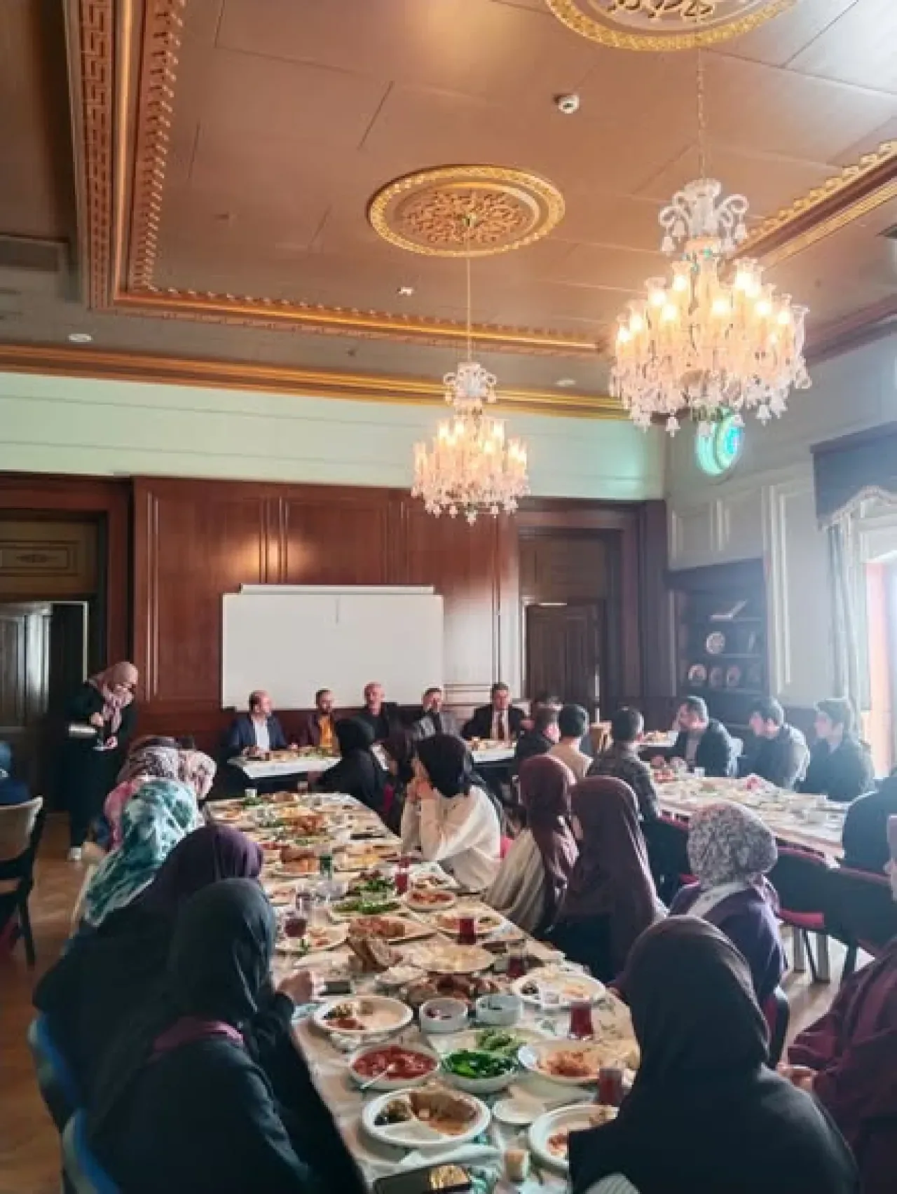 AHBVÜ İlahiyat Fakültesi'nde Öğrenci ve Akademisyen Buluşması AHBVÜ İlahiyat Fakültesi'nde Öğrenci ve Akademisyen Buluşması