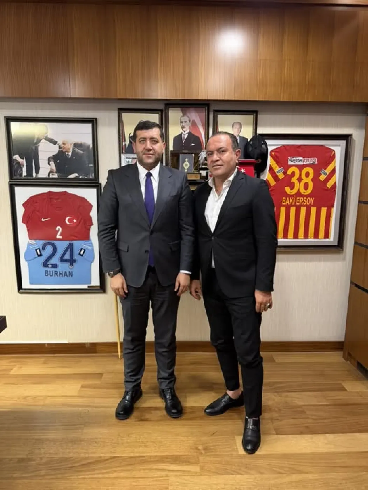 MHP'li Baki Ersoy, Kayseri'den Gelen Ziyaretçisini Meclis'te Ağırladı MHP'li Baki Ersoy, Kayseri'den Gelen Ziyaretçisini Meclis'te Ağırladı