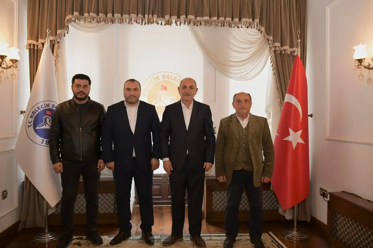 Kalecik Dernekler Federasyonu Başkanı Gökhan Balcı, Belediye Başkanı Satılmış Karakoç'u Ziyaret Etti Kalecik Dernekler Federasyonu Başkanı Gökhan Balcı, Belediye Başkanı Satılmış Karakoç'u Ziyaret Etti