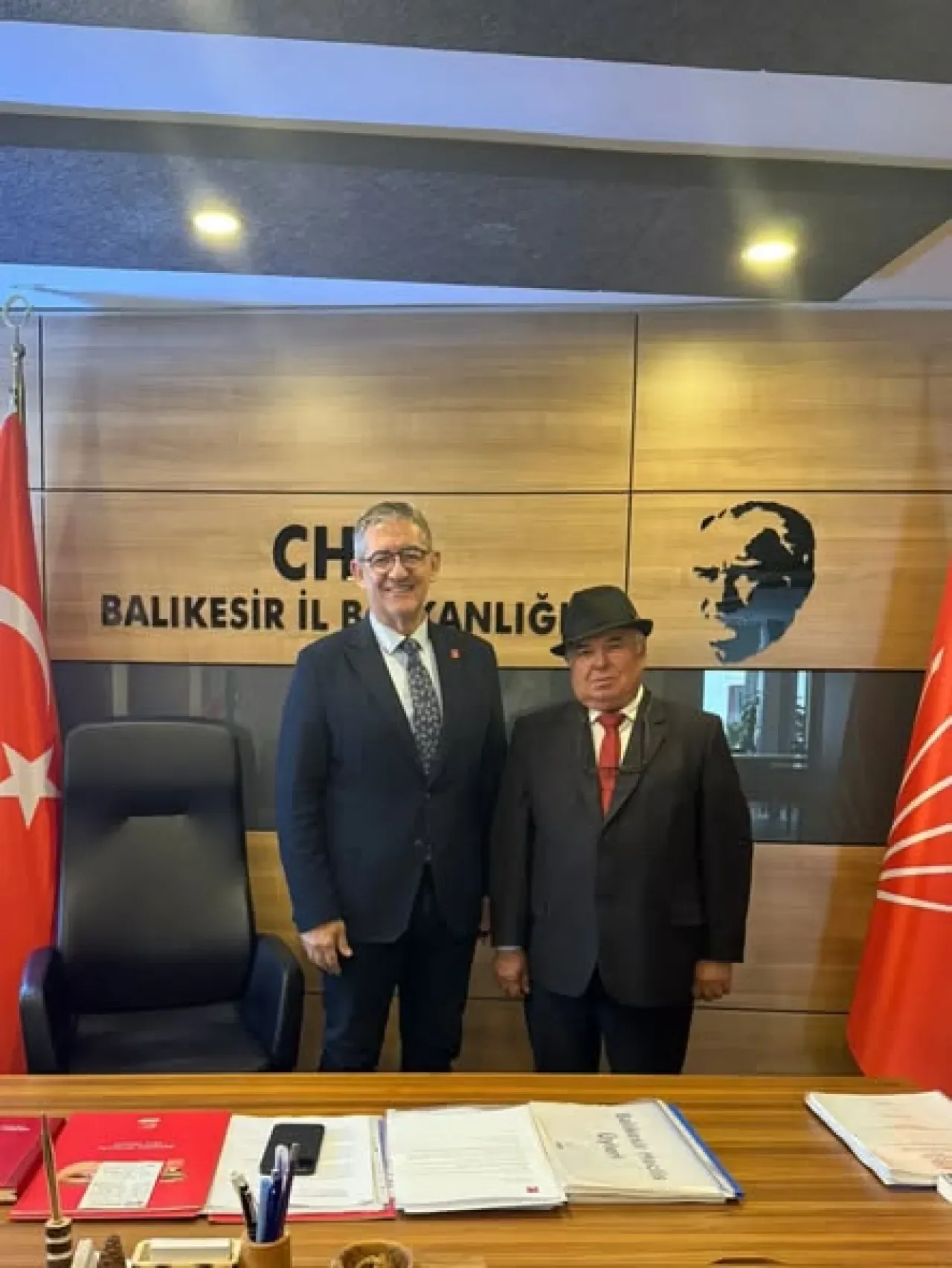CHP Balıkesir İl Başkanlığı'na Muhtar Ziyareti CHP Balıkesir İl Başkanlığı'na Muhtar Ziyareti