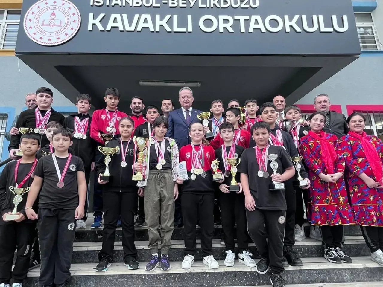 Beylikdüzü Kavaklı Ortaokulu'nda Eğitim Değerlendirme Ziyareti Beylikdüzü Kavaklı Ortaokulu'nda Eğitim Değerlendirme Ziyareti