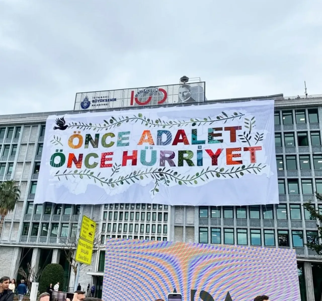 CHP'li Kadınlar, "Önce Adalet Önce Hürriyet" Pankartı ile Hukuksuzluğu Protesto Etti CHP'li Kadınlar, "Önce Adalet Önce Hürriyet" Pankartı ile Hukuksuzluğu Protesto Etti