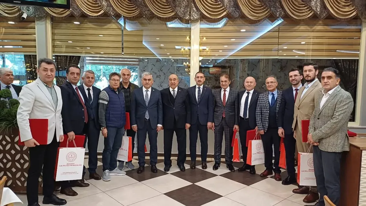 Bakırköy'de 24 Kasım Öğretmenler Günü'nde Vefa Kahvaltısı ve Plaket Töreni Bakırköy'de 24 Kasım Öğretmenler Günü'nde Vefa Kahvaltısı ve Plaket Töreni