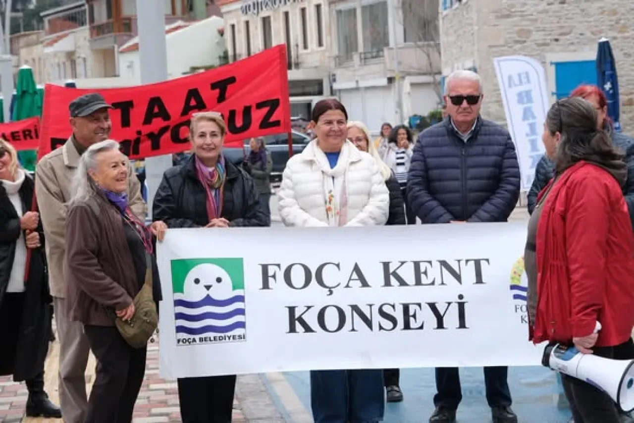 Foça'da 25 Kasım'da Kadına Yönelik Şiddetle Mücadele İçin Yüründü Foça'da 25 Kasım'da Kadına Yönelik Şiddetle Mücadele İçin Yüründü