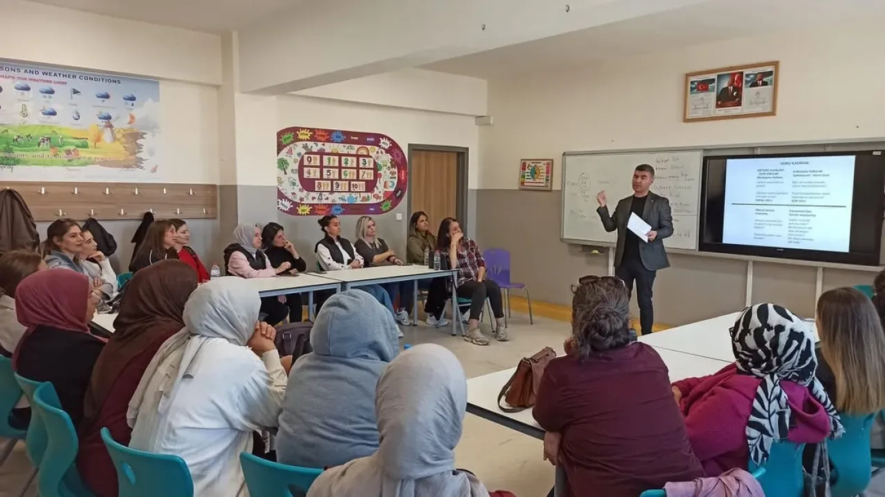 Çatalca'da Veli Akademileri Kapsamında Maarif Modeli ve Düşünce Becerileri Atölyesi Düzenlendi Çatalca'da Veli Akademileri Kapsamında Maarif Modeli ve Düşünce Becerileri Atölyesi Düzenlendi