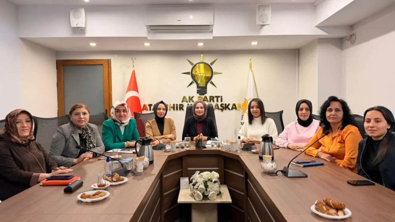 AK Parti İstanbul Kadın Kolları Ataşehir'de Toplantı Yaptı AK Parti İstanbul Kadın Kolları Ataşehir'de Toplantı Yaptı