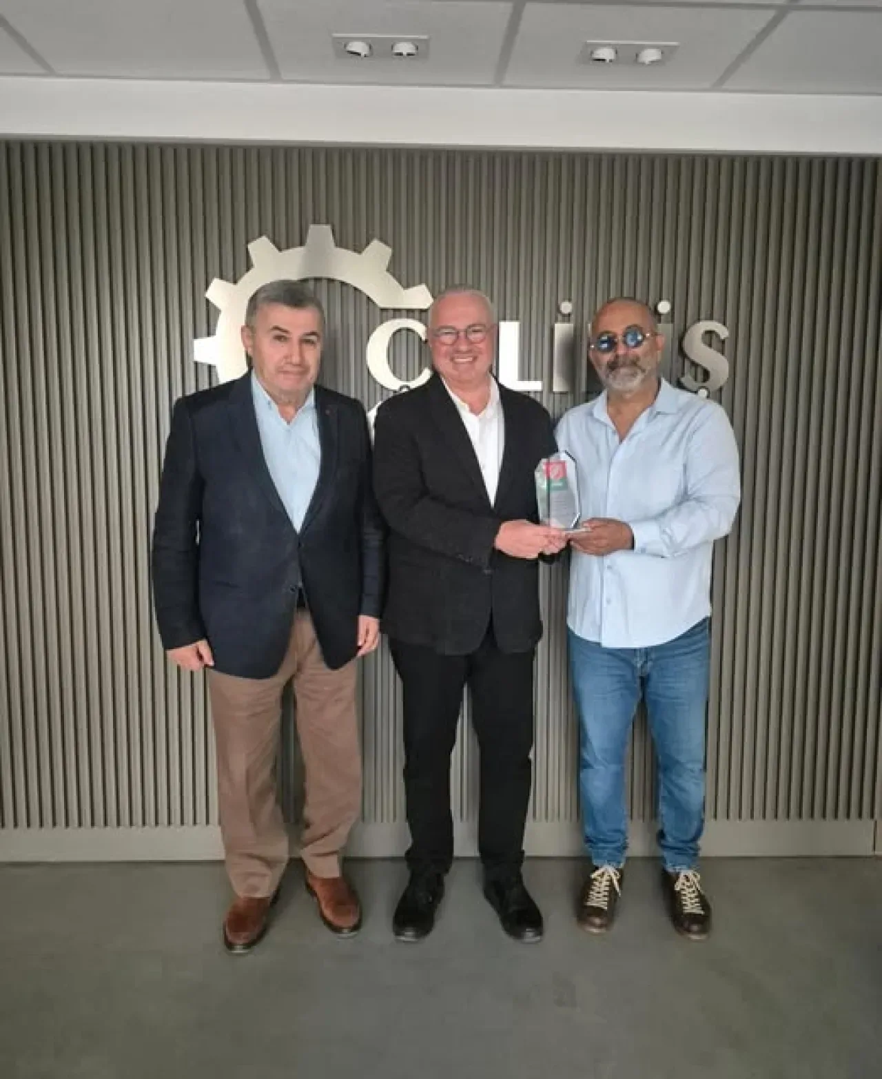 Karşıyaka Spor Kulübü Eski Yöneticisi Mustafa Özçakar Ziyaret Edildi Karşıyaka Spor Kulübü Eski Yöneticisi Mustafa Özçakar Ziyaret Edildi