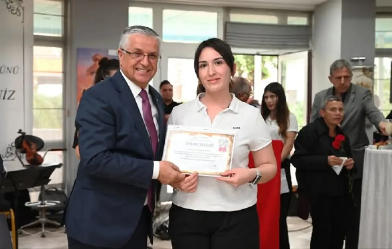 Kemer'de 24 Kasım Öğretmenler Günü Coşkuyla Kutlandı Kemer'de 24 Kasım Öğretmenler Günü Coşkuyla Kutlandı