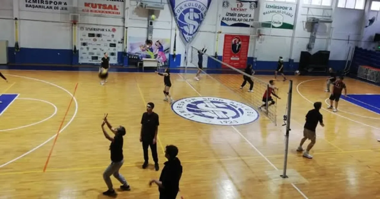 İzmirspor'dan Gençlere Spor Desteği: Eşrefpaşa Lisesi Öğrencilerine Salon Açıldı İzmirspor'dan Gençlere Spor Desteği: Eşrefpaşa Lisesi Öğrencilerine Salon Açıldı