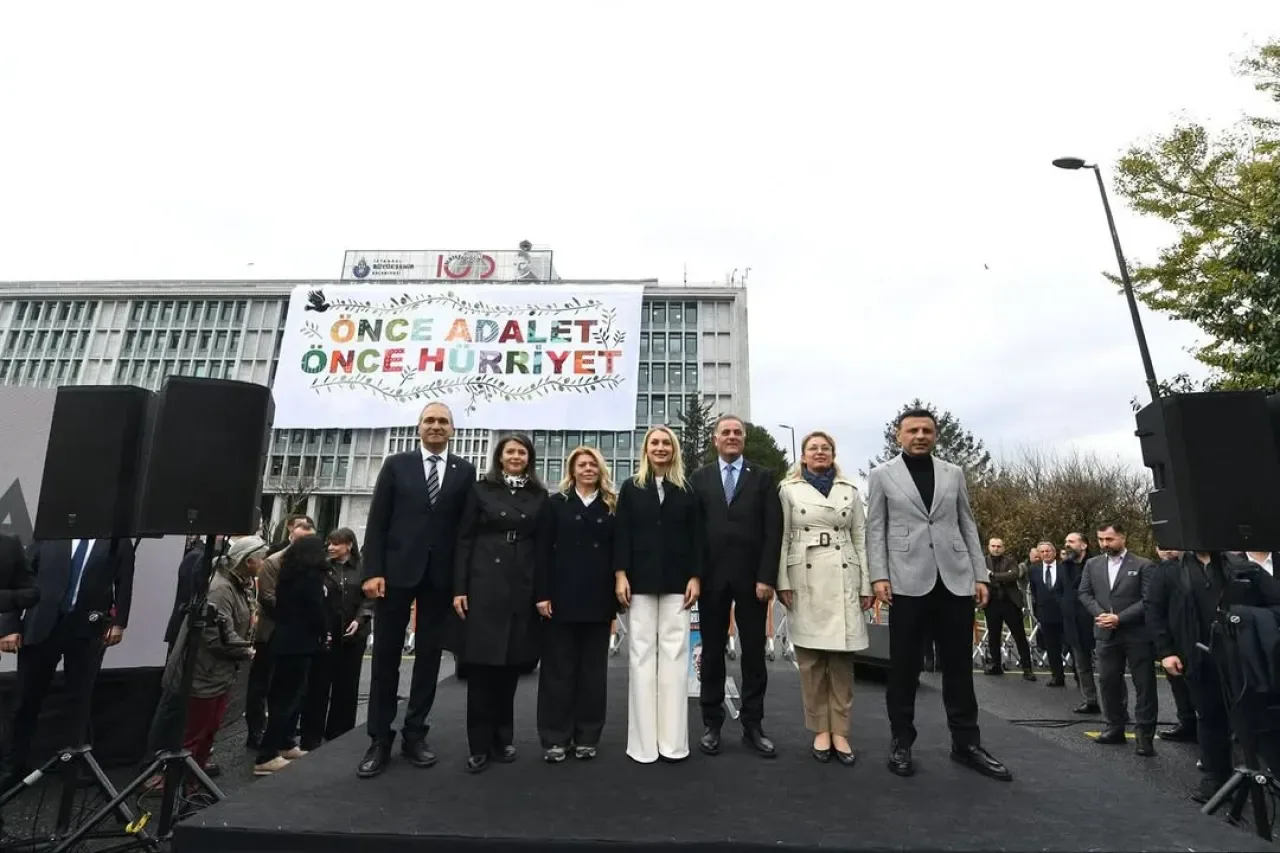 CHP Kartal İlçe Başkanlığı, Tutuklu Aileleriyle Saraçhane'de Buluştu CHP Kartal İlçe Başkanlığı, Tutuklu Aileleriyle Saraçhane'de Buluştu