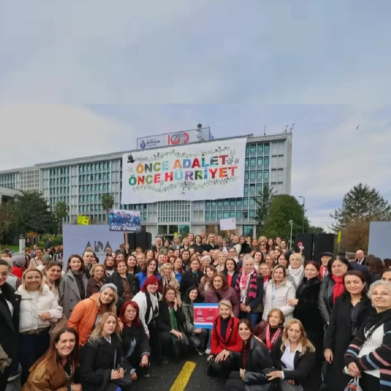 CHP'li Kadınların 'Önce Adalet, Önce Hürriyet' Kırkyaması Milletin Evi'nde CHP'li Kadınların 'Önce Adalet, Önce Hürriyet' Kırkyaması Milletin Evi'nde