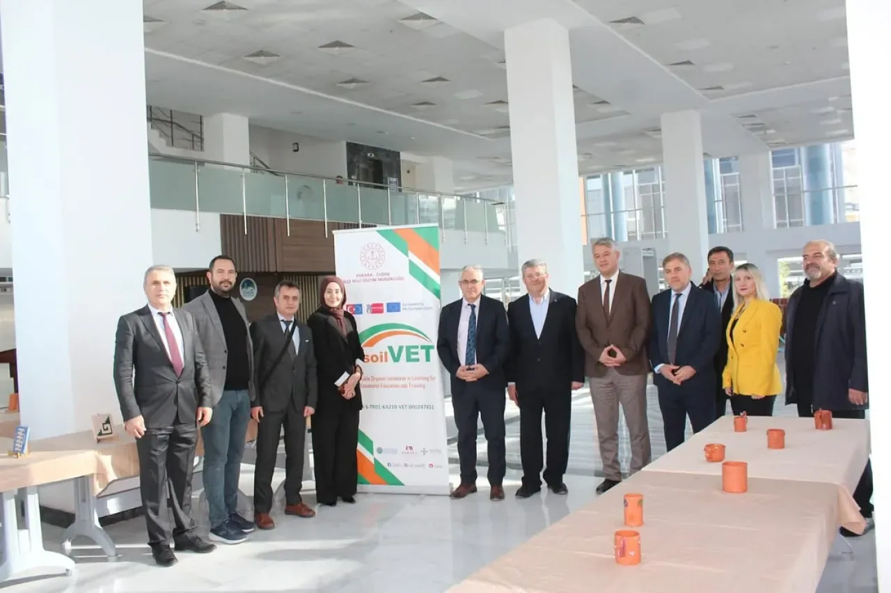 Çubuk'ta Öğretmenlerin Hazırladığı Seramik Eserler Sanatla Buluştu Çubuk'ta Öğretmenlerin Hazırladığı Seramik Eserler Sanatla Buluştu