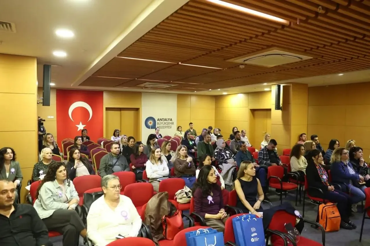 Antalya'da Kadına Yönelik Şiddetle Mücadele Eğitimleri Yoğunlaşıyor Antalya'da Kadına Yönelik Şiddetle Mücadele Eğitimleri Yoğunlaşıyor