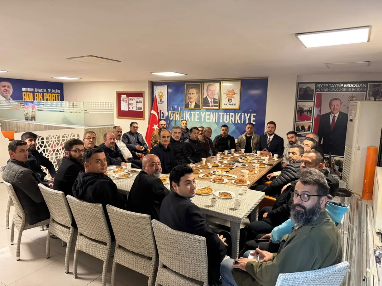 AK Parti Beyoğlu İlçe Teşkilatı Mahalle Başkanları Toplantısı Gerçekleştirdi AK Parti Beyoğlu İlçe Teşkilatı Mahalle Başkanları Toplantısı Gerçekleştirdi