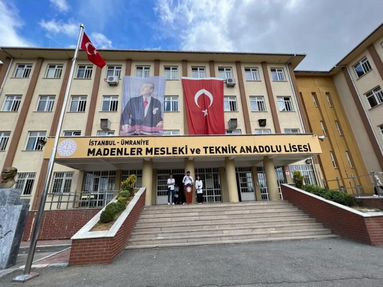 Ümraniye'deki Okulda Lokum Zehirlenmesi: 26 Kişi Hastaneye Kaldırıldı Ümraniye'deki Okulda Lokum Zehirlenmesi: 26 Kişi Hastaneye Kaldırıldı