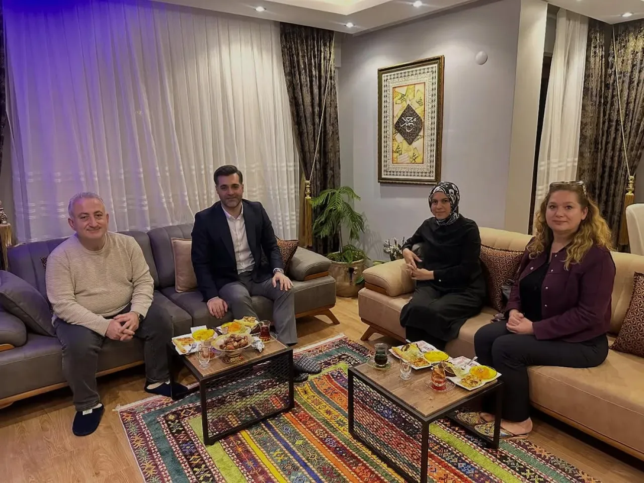 AK Parti Üsküdar İlçe Yöneticileri Umre Ziyareti Sonrası Meclis Üyesini Ziyaret Etti AK Parti Üsküdar İlçe Yöneticileri Umre Ziyareti Sonrası Meclis Üyesini Ziyaret Etti