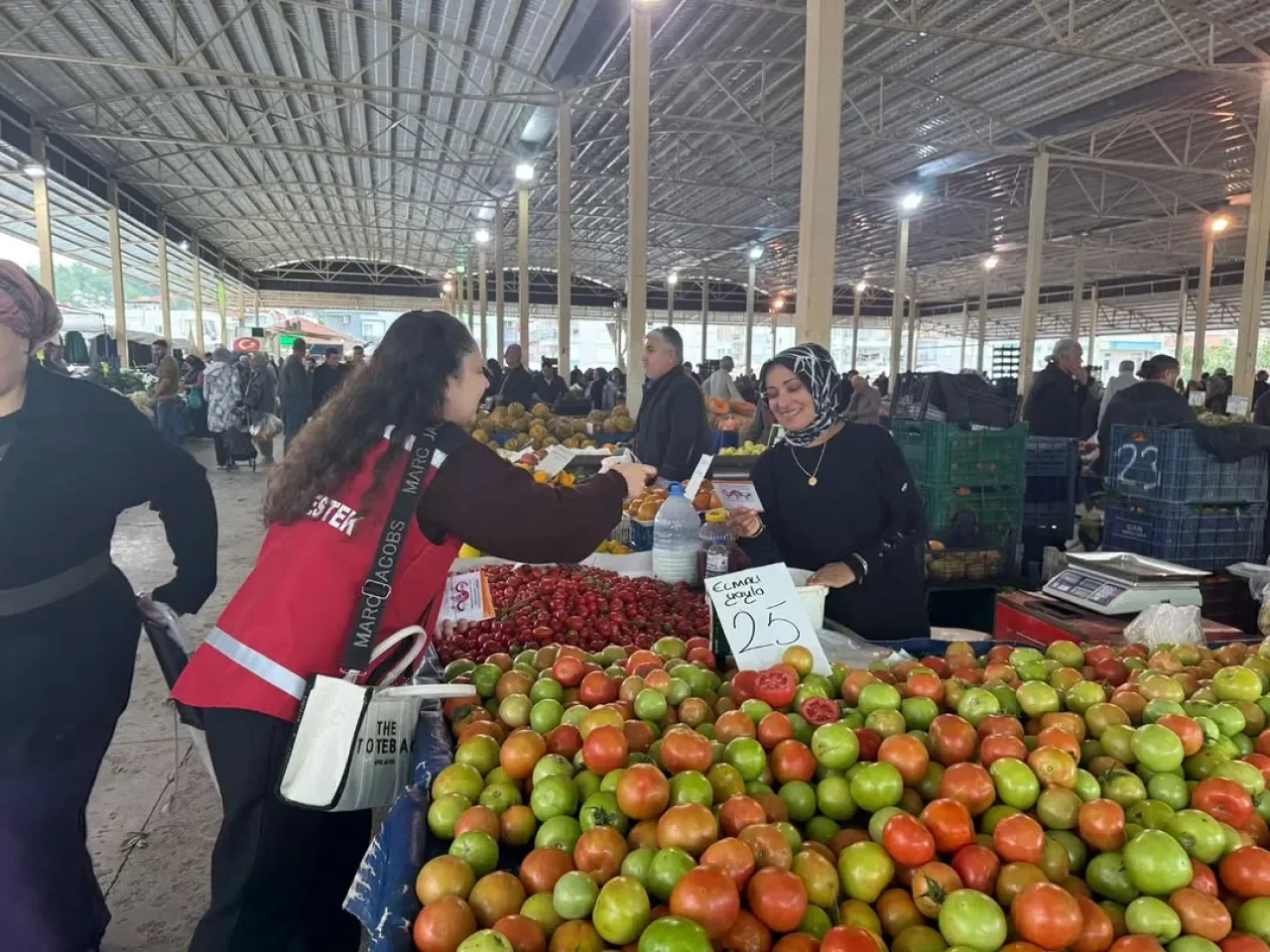 Manavgat'ta Kadına Yönelik Şiddetle Mücadele İçin Pazar Yerinde Farkındalık Etkinliği Manavgat'ta Kadına Yönelik Şiddetle Mücadele İçin Pazar Yerinde Farkındalık Etkinliği