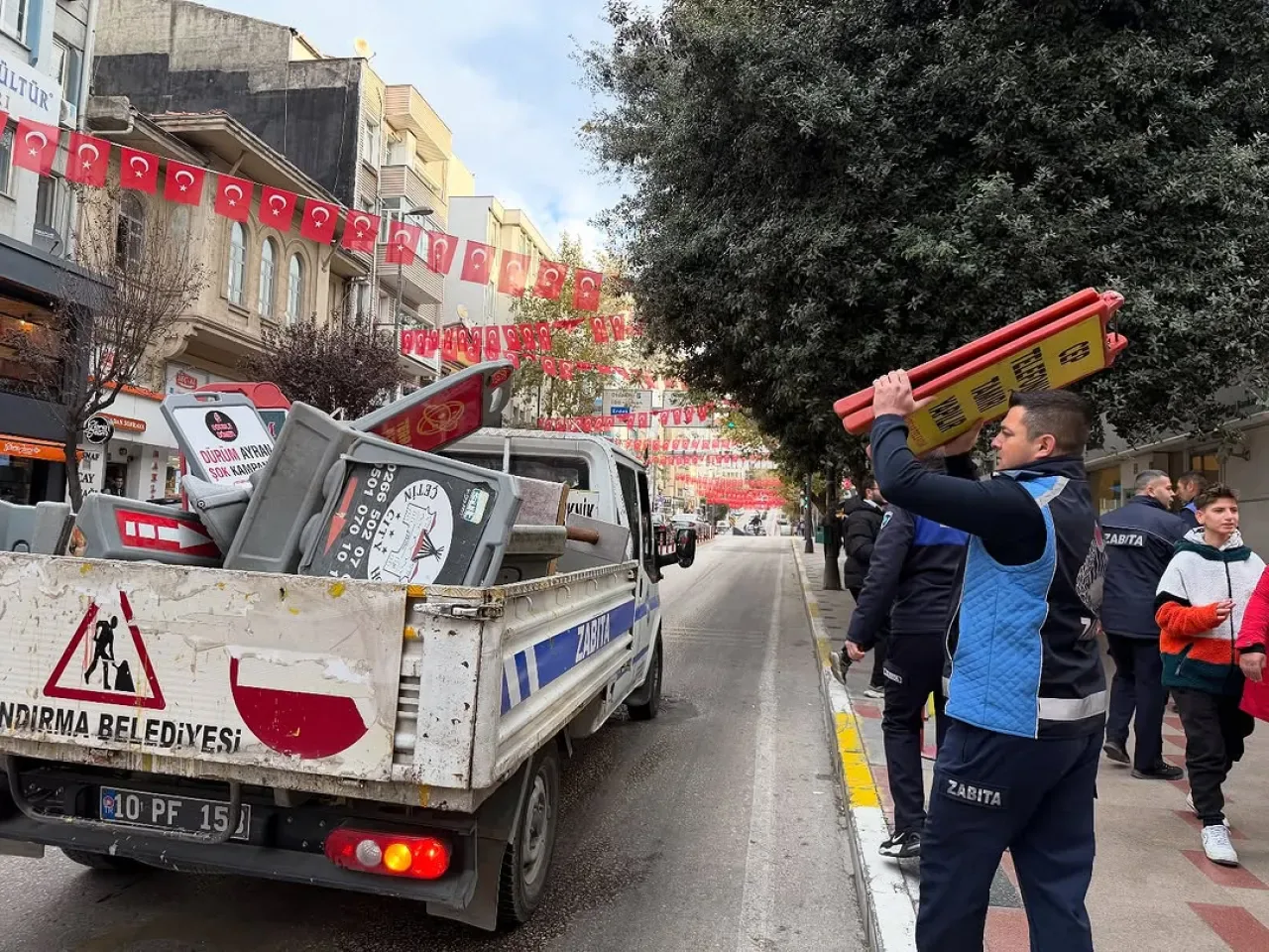 Bandırma'da Yaya Kaldırımları İçin Zabıta Denetimi Bandırma'da Yaya Kaldırımları İçin Zabıta Denetimi
