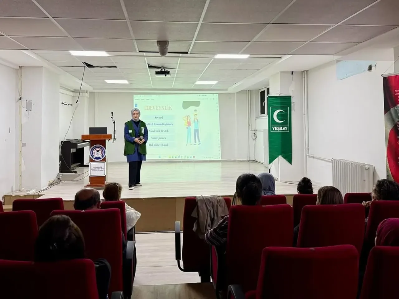 Yeşilay Beykoz, Ahmet Ferit İnal Lisesi'nde Teknoloji Bağımlılığı Semineri Düzenledi Yeşilay Beykoz, Ahmet Ferit İnal Lisesi'nde Teknoloji Bağımlılığı Semineri Düzenledi