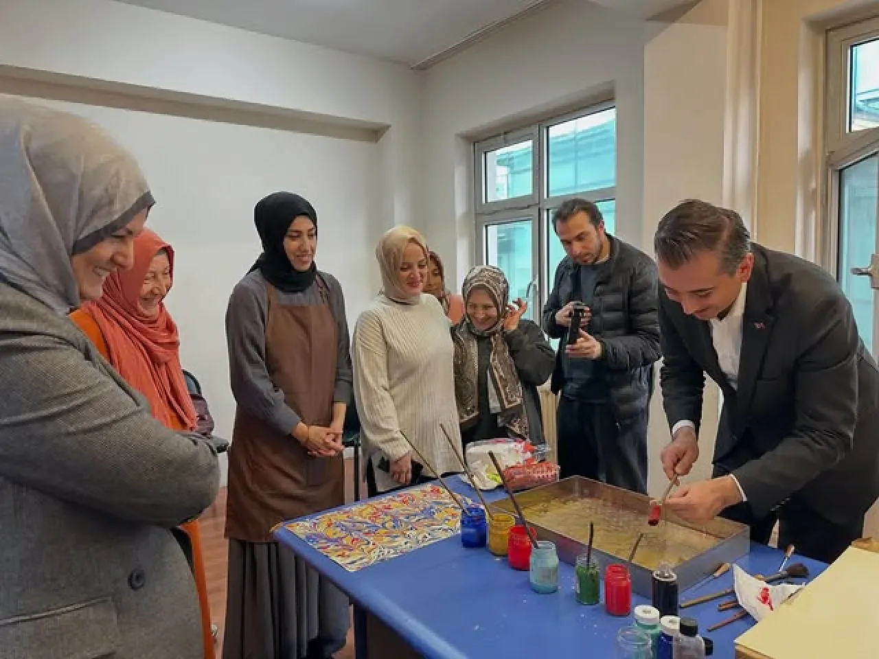 Şişli'de Kanser Hastası Kadınlar için "Renklerle Şifa" Ebru Atölyesi Başladı Şişli'de Kanser Hastası Kadınlar için "Renklerle Şifa" Ebru Atölyesi Başladı
