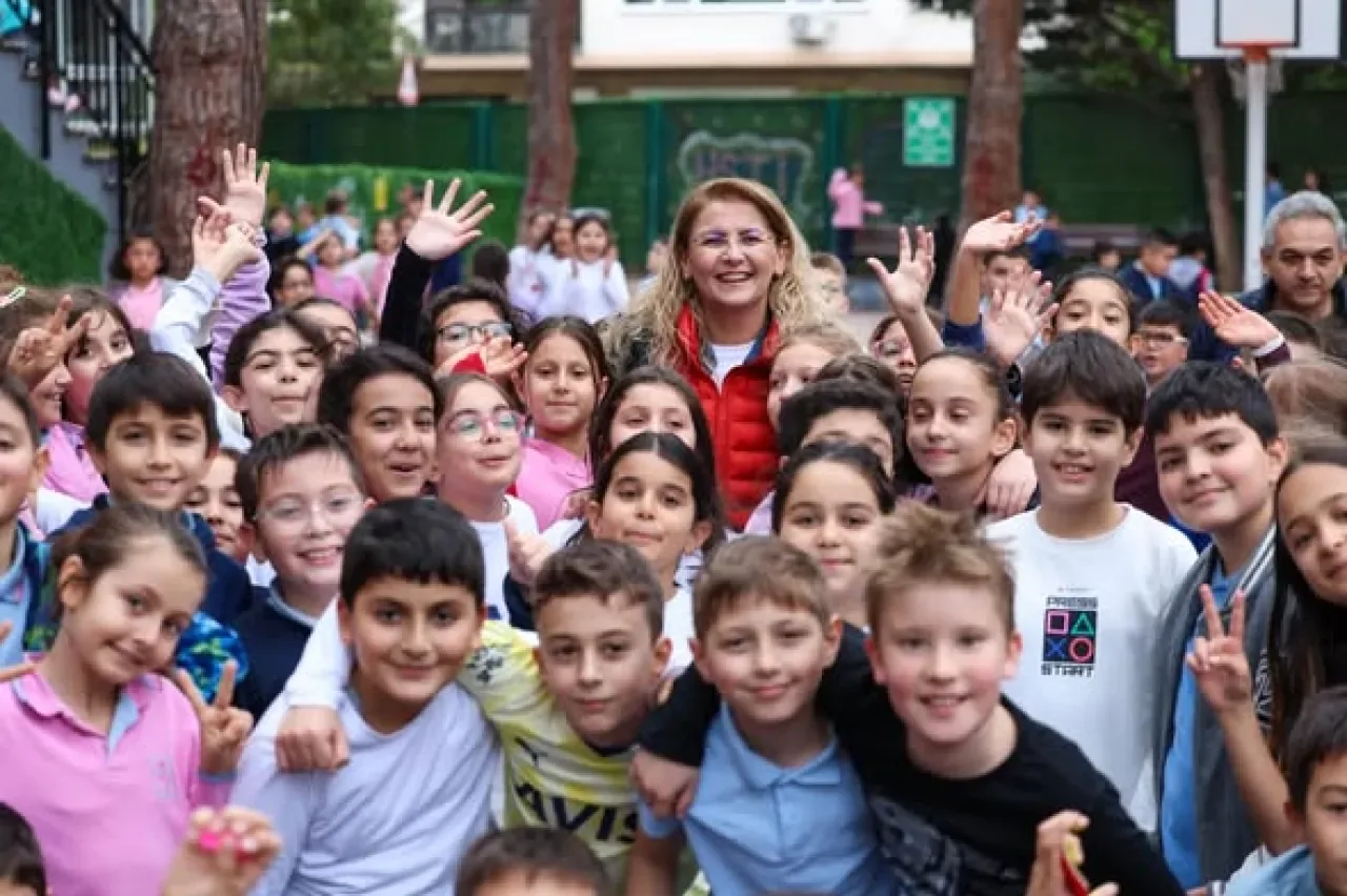 CHP'li Ovalıoğlu, Bakırköy'de Minik Öğrencilerle Buluştu CHP'li Ovalıoğlu, Bakırköy'de Minik Öğrencilerle Buluştu