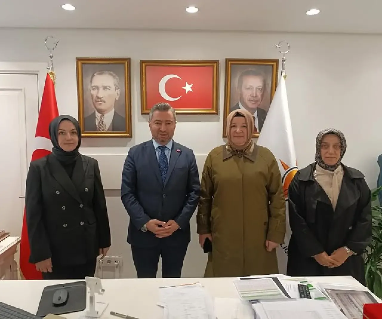 AK Parti Kağıthane Kadın Kolları Teşkilat Ziyareti ve Saha Çalışmaları Değerlendirildi AK Parti Kağıthane Kadın Kolları Teşkilat Ziyareti ve Saha Çalışmaları Değerlendirildi
