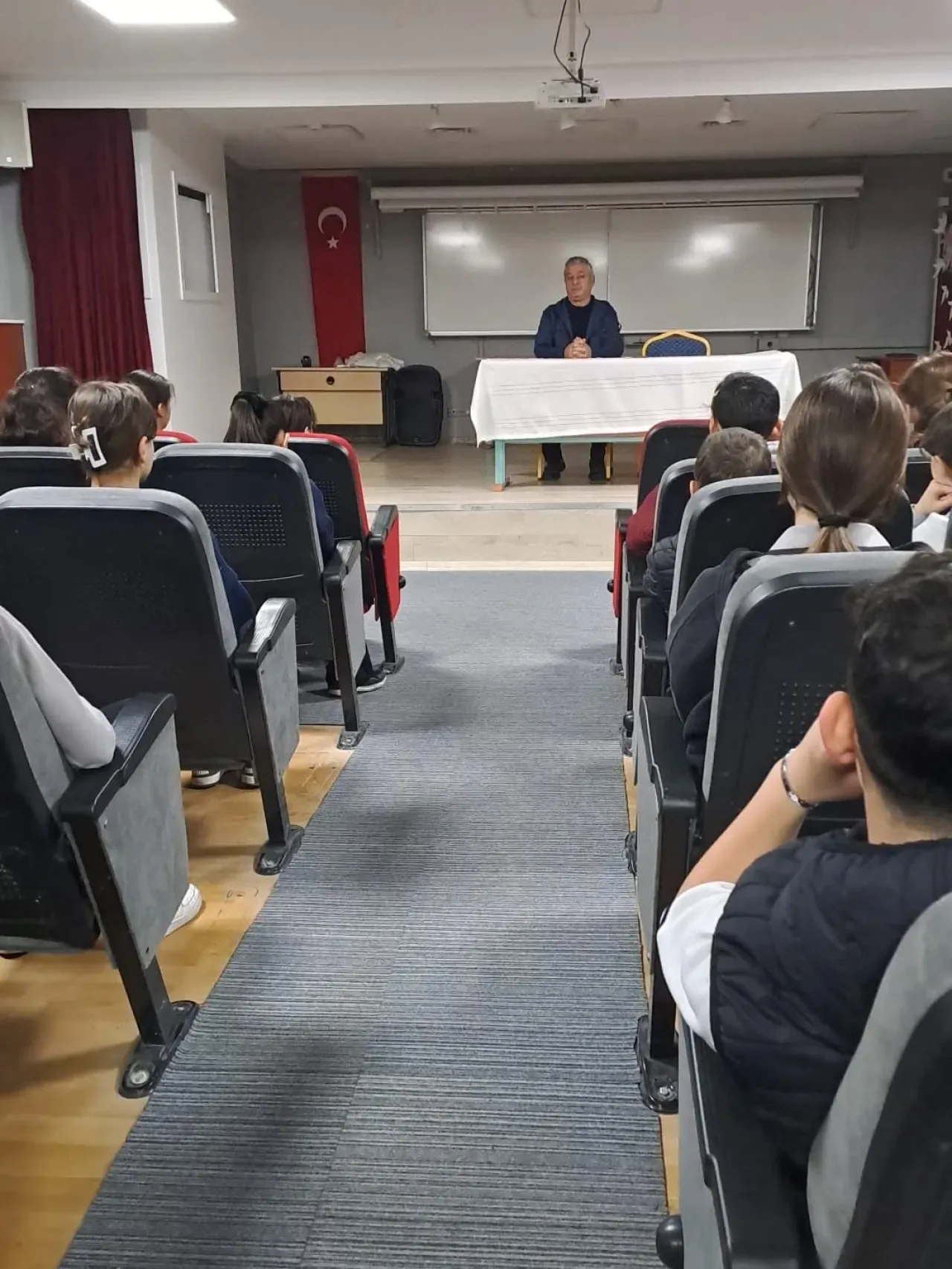 Sultanbeyli'de Öğrenciler, Okul Müdüründen "Vefa" Dersini Dinledi Sultanbeyli'de Öğrenciler, Okul Müdüründen "Vefa" Dersini Dinledi
