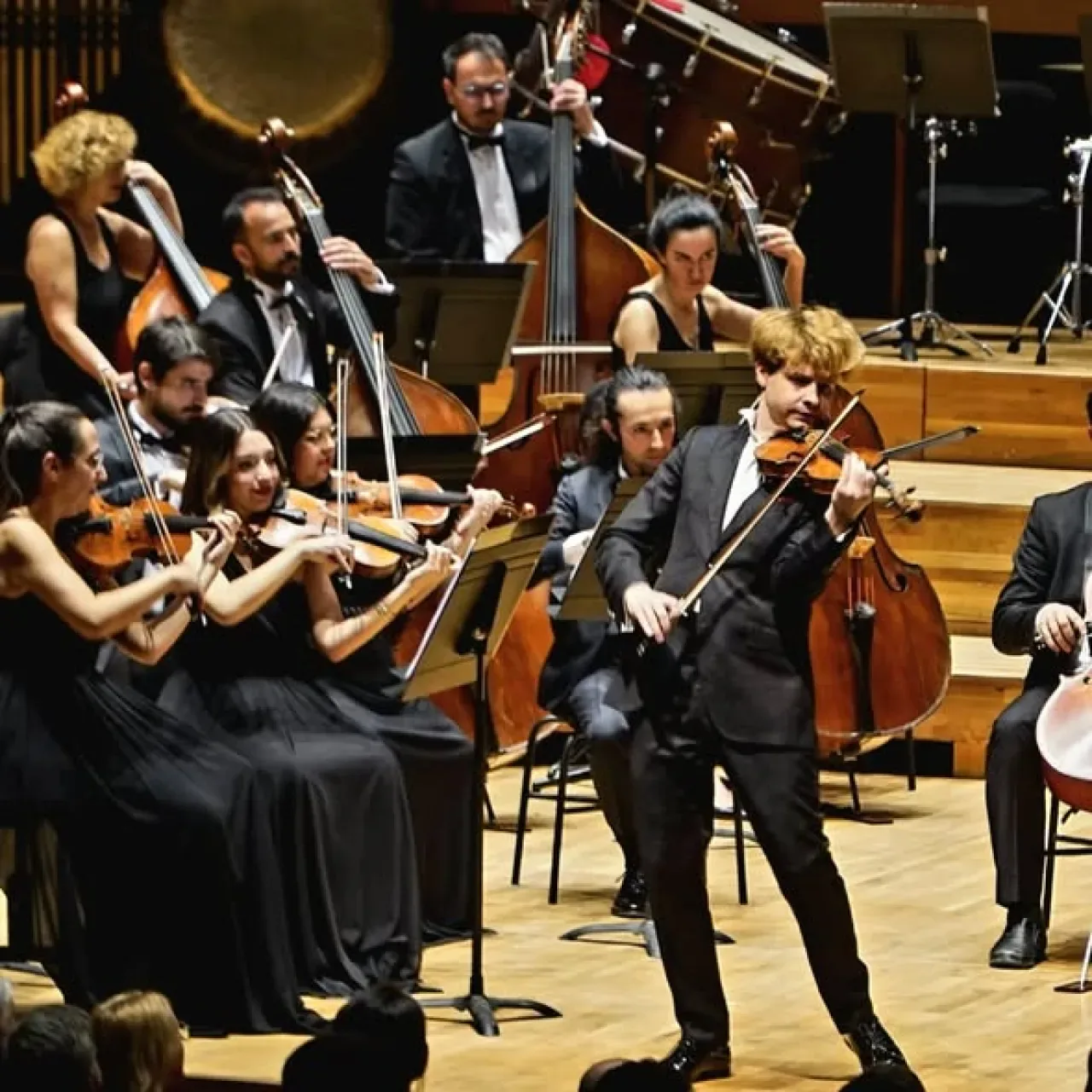 İzmir Oda Orkestrası, Florin Iliescu ve Jesko Sirvend ile Unutulmaz Bir Konsere İmza Attı İzmir Oda Orkestrası, Florin Iliescu ve Jesko Sirvend ile Unutulmaz Bir Konsere İmza Attı