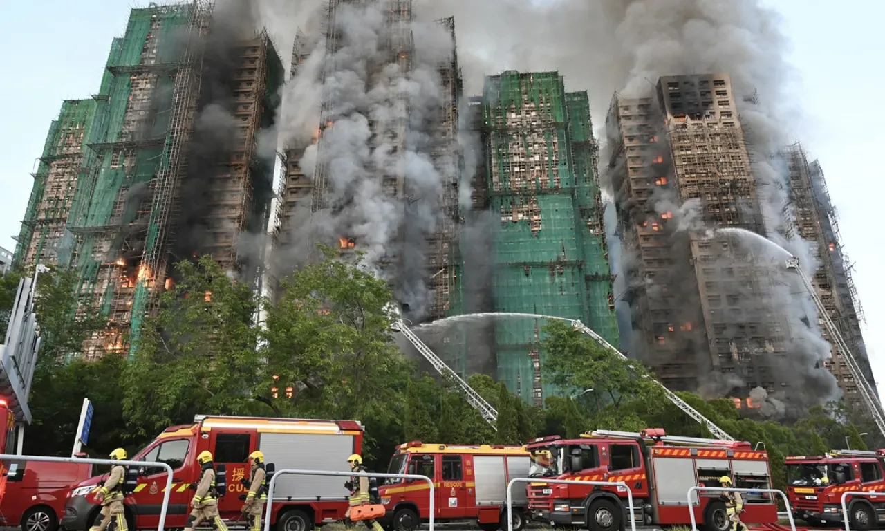 Hong Kong'da Apartman Yangını: Can Kaybı Artıyor, Kurtarma Çalışmaları Sürüyor Hong Kong'da Apartman Yangını: Can Kaybı Artıyor, Kurtarma Çalışmaları Sürüyor