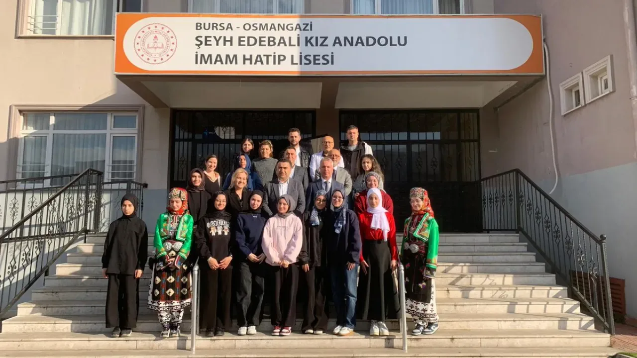 Bursa Osmangazi'de Öğrencilerin Dil Sergisi ve Anaokulu Ziyareti Bursa Osmangazi'de Öğrencilerin Dil Sergisi ve Anaokulu Ziyareti