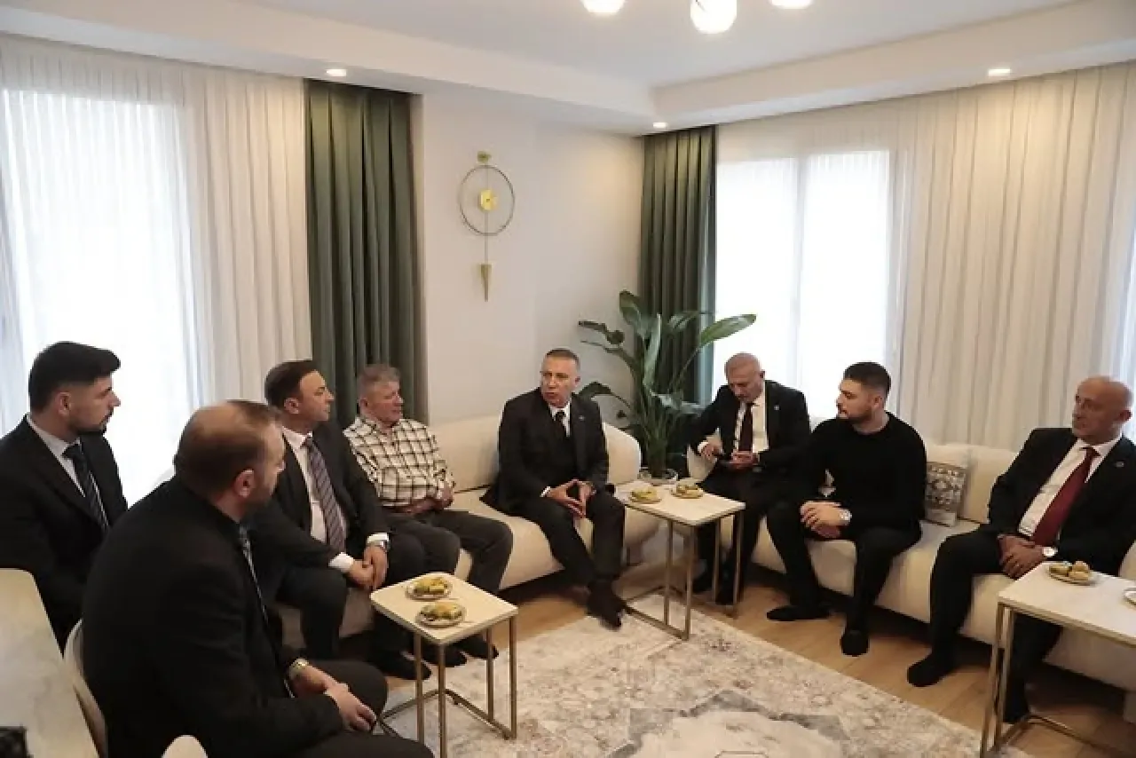 MHP Liderleri Pendik'te Vatandaşın Derdiyle Dertlendi MHP Liderleri Pendik'te Vatandaşın Derdiyle Dertlendi