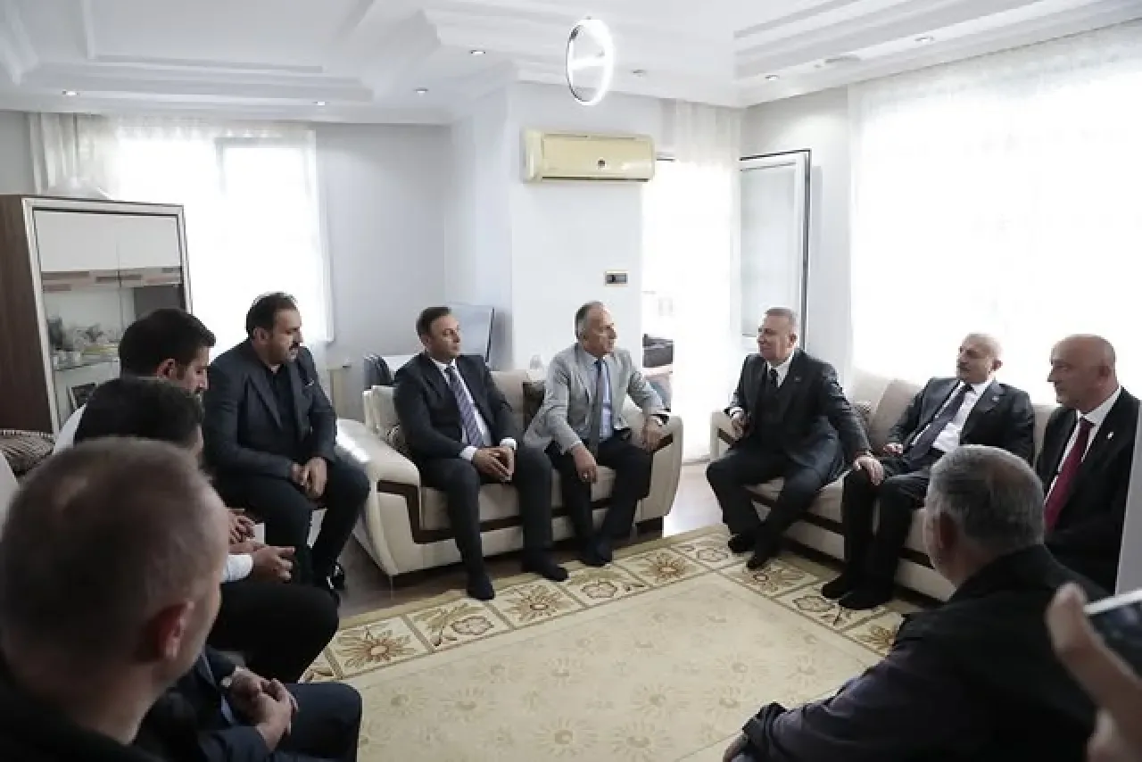 MHP Liderleri, Pendik'te "Hayırlı Günler Komşum" Projesi Kapsamında Aile Ziyareti Gerçekleştirdi MHP Liderleri, Pendik'te "Hayırlı Günler Komşum" Projesi Kapsamında Aile Ziyareti Gerçekleştirdi