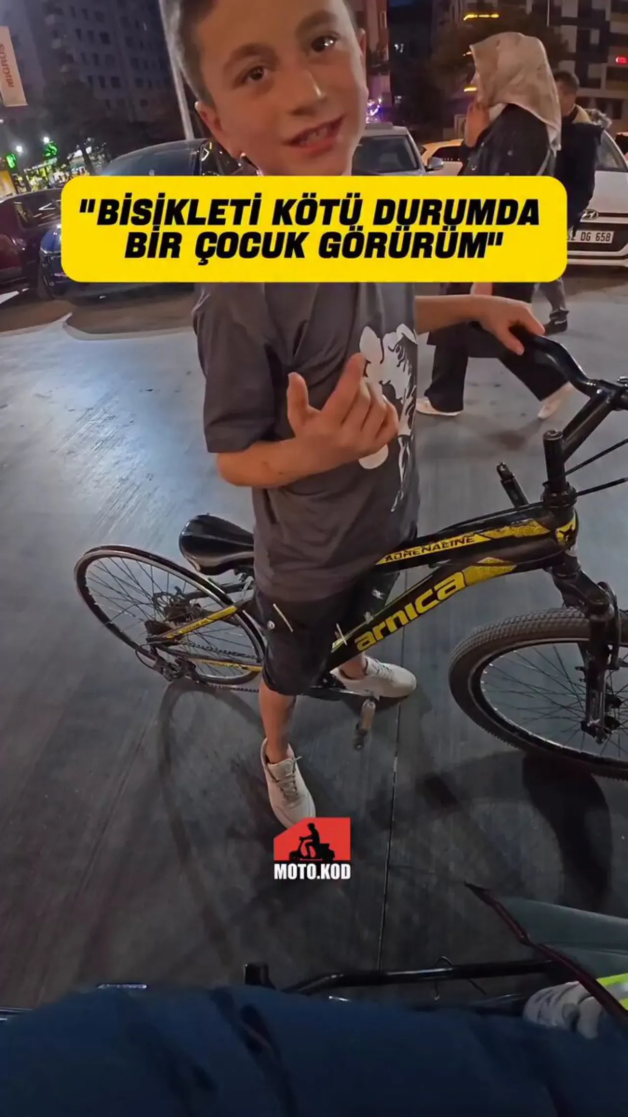 Lastiksiz Bisiklet Sürerken Görüntülenen Çocuk, Hediye Bisiklet Sözüyle Sevindi Lastiksiz Bisiklet Sürerken Görüntülenen Çocuk, Hediye Bisiklet Sözüyle Sevindi