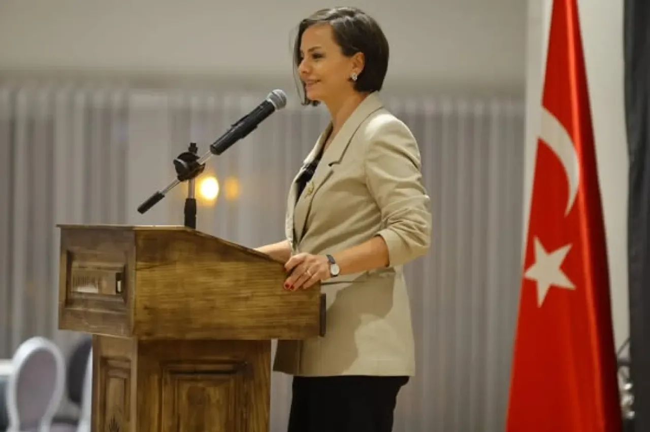 Karabağlar'da Öğretmenler Günü'nde Anlamlı Buluşma Karabağlar'da Öğretmenler Günü'nde Anlamlı Buluşma