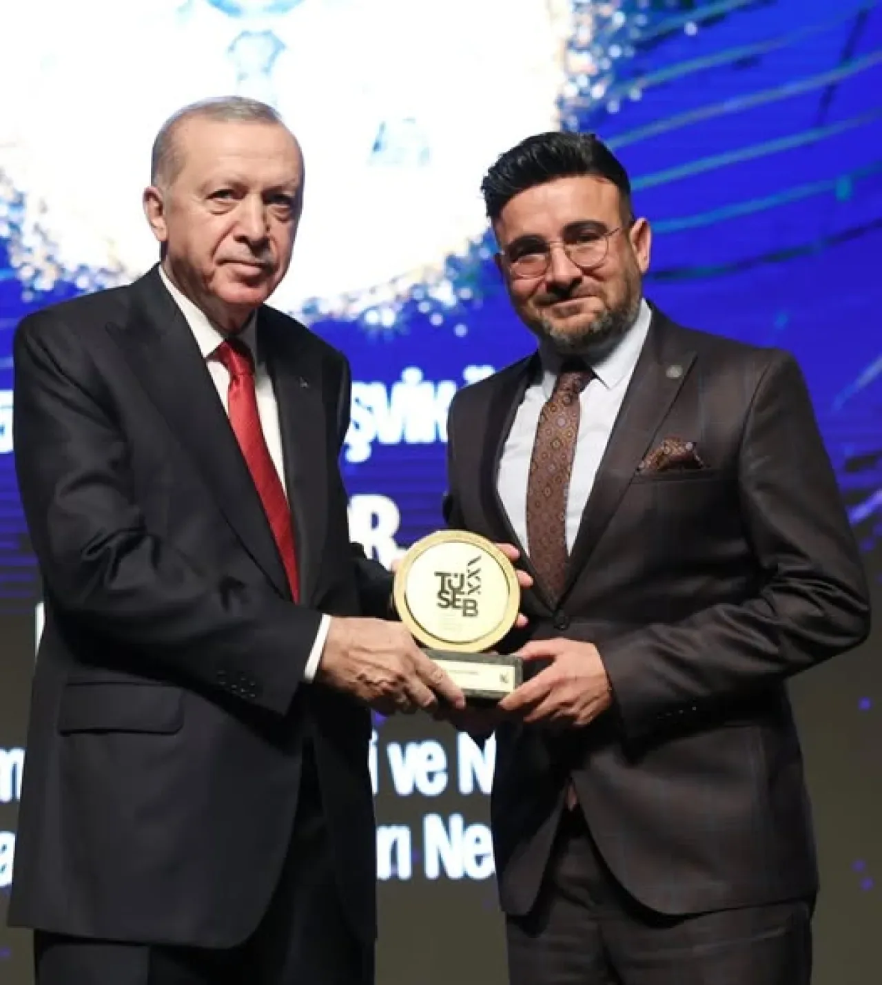 Prof. Dr. Erkan Yılmaz, Cumhurbaşkanı Erdoğan'dan Aziz Sancar Bilim Teşvik Ödülü'nü Aldı Prof. Dr. Erkan Yılmaz, Cumhurbaşkanı Erdoğan'dan Aziz Sancar Bilim Teşvik Ödülü'nü Aldı
