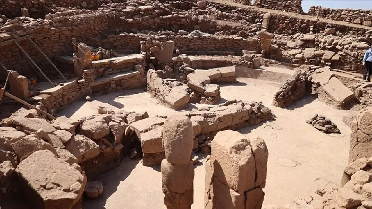 Şanlıurfa'daki Karahantepe'de Amfi Tiyatro Benzeri Neolitik Yapı Keşfedildi Şanlıurfa'daki Karahantepe'de Amfi Tiyatro Benzeri Neolitik Yapı Keşfedildi