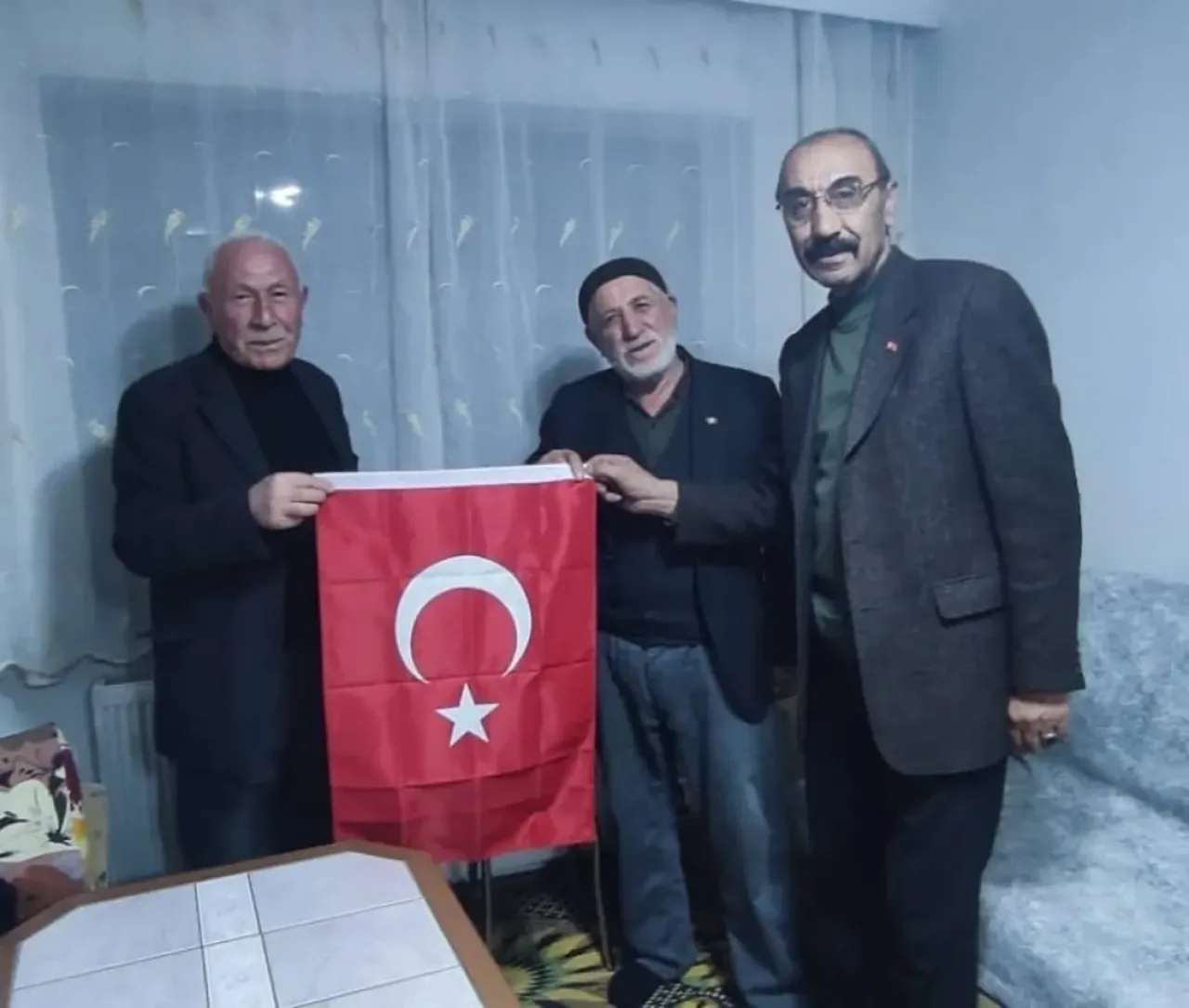 MHP'den Elmadağ'da "Yaş Almayan Kurtlar"a Anlamlı Ziyaret MHP'den Elmadağ'da "Yaş Almayan Kurtlar"a Anlamlı Ziyaret