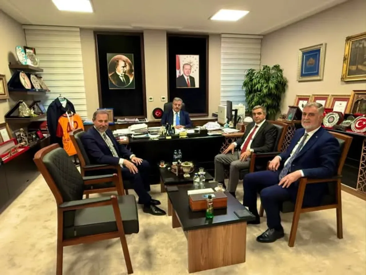 Ankara Özel Halk Otobüsçüler Esnafından Bakanlık Ziyareti: Çalışma Şartları Masaya Yatırıldı Ankara Özel Halk Otobüsçüler Esnafından Bakanlık Ziyareti: Çalışma Şartları Masaya Yatırıldı