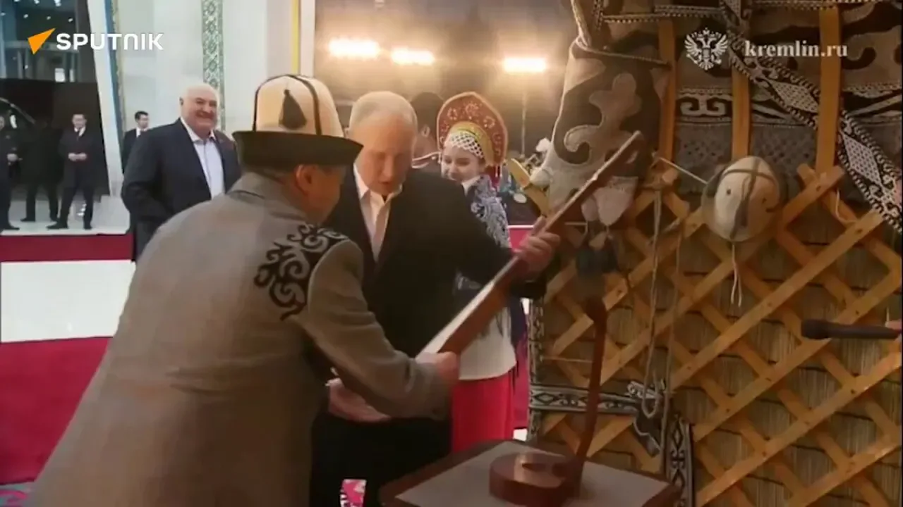 Rusya Devlet Başkanı Putin'in Kırgızistan Ziyaretinde Kopuz Çalma Anları Rusya Devlet Başkanı Putin'in Kırgızistan Ziyaretinde Kopuz Çalma Anları