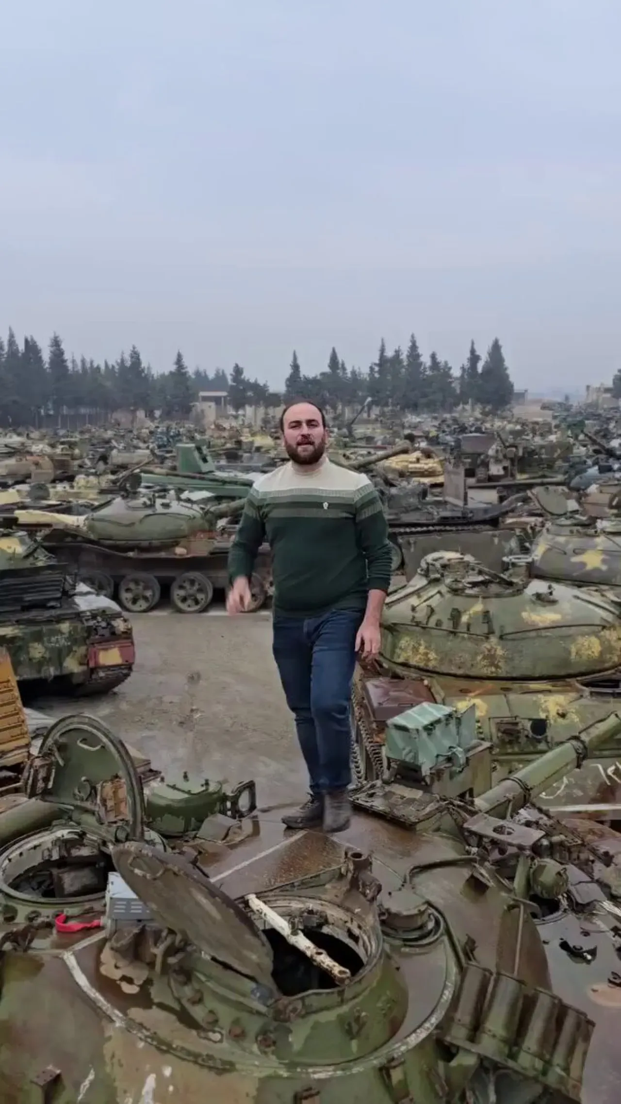 Suriye Ordusundan Ele Geçirilen Tanklar Bir Bölgede Toplandı Suriye Ordusundan Ele Geçirilen Tanklar Bir Bölgede Toplandı