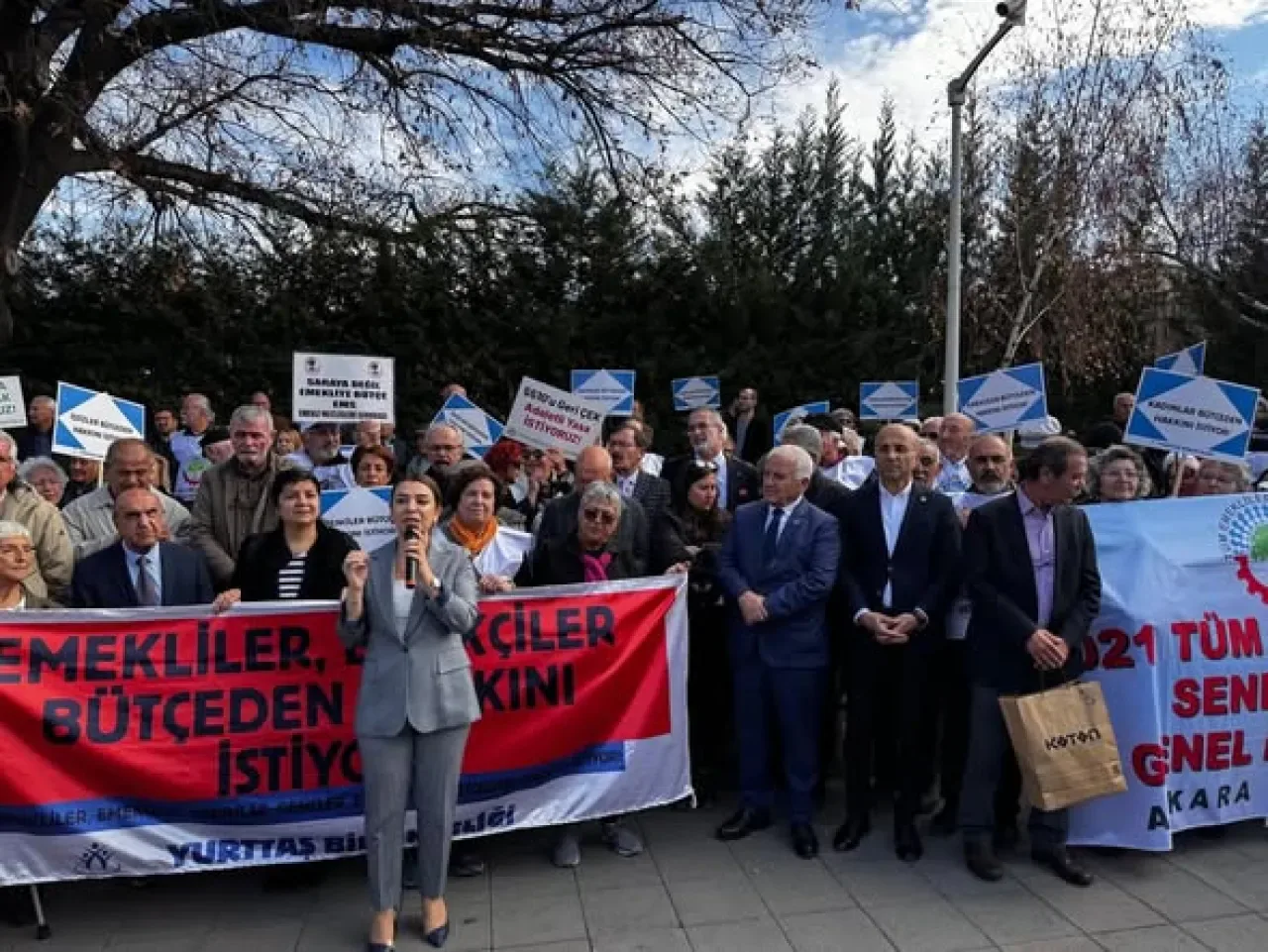 CHP'li Vekillerden Emekliler ve Gençler İçin Bütçe Tepkisi: "Halkın Bütçesi Olana Kadar Mücadele" CHP'li Vekillerden Emekliler ve Gençler İçin Bütçe Tepkisi: "Halkın Bütçesi Olana Kadar Mücadele"
