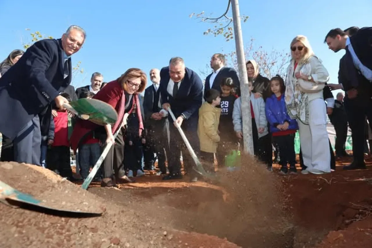 Gaziantep'te Geleceğe Nefes Olmak İçin Fidanlar Toprakla Buluştu Gaziantep'te Geleceğe Nefes Olmak İçin Fidanlar Toprakla Buluştu