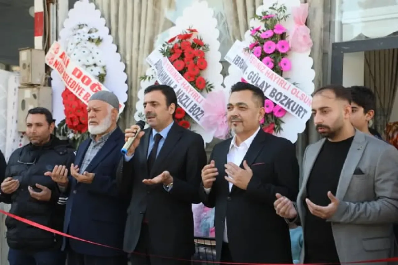Nizip Belediyesi Başkan Vekili Yakup Aslan, Lina Perde Açılışını Gerçekleştirdi Nizip Belediyesi Başkan Vekili Yakup Aslan, Lina Perde Açılışını Gerçekleştirdi