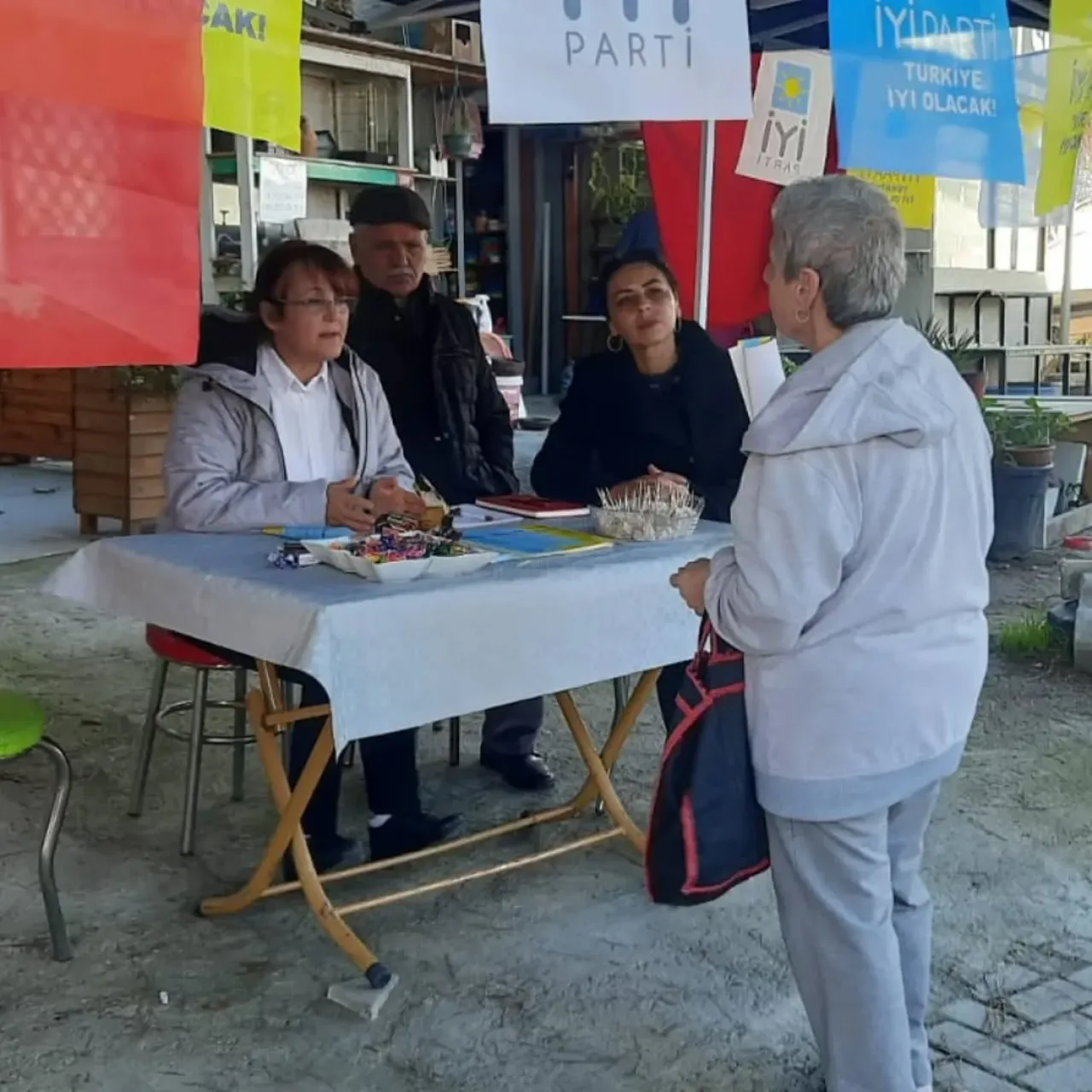 İYİ Parti Beykoz'dan Vatandaşla Buluşma: Ekonomi ve Adalet Konuşuldu İYİ Parti Beykoz'dan Vatandaşla Buluşma: Ekonomi ve Adalet Konuşuldu